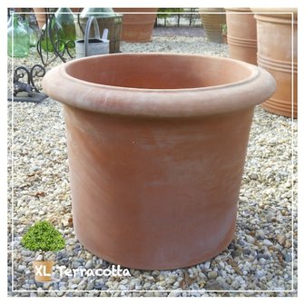 Grote terracotta cylinderpot