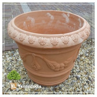 Italiaanse  terracotta pot met fruit