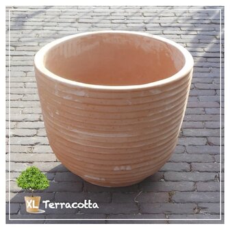 terracotta pot met ribbels
