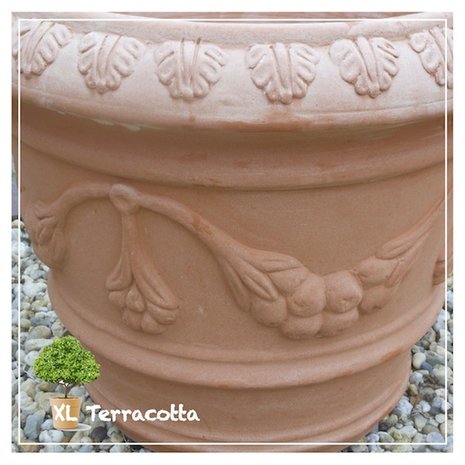 Terracotta pot met versieringen